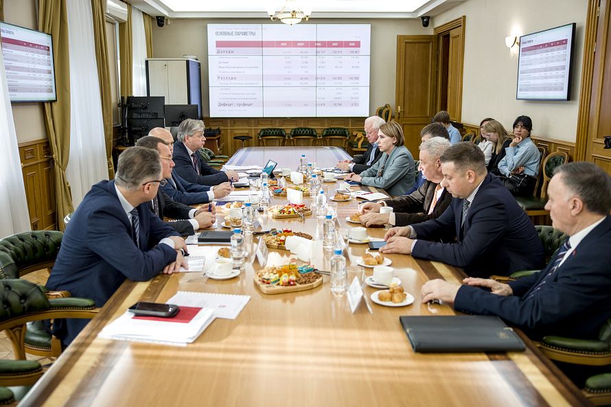 Руководители депутатских фракций и комитетов ЗакСобрания обсудили проект областного бюджета с Губернатором Алексеем Беспрозванных