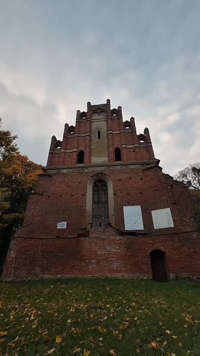 Эта кирха известна как место рождения популярной в Германии, Австрии, Швеции песни «Анхен из Тарау», написанной прусско-немецким поэтом Симоном Дахом
