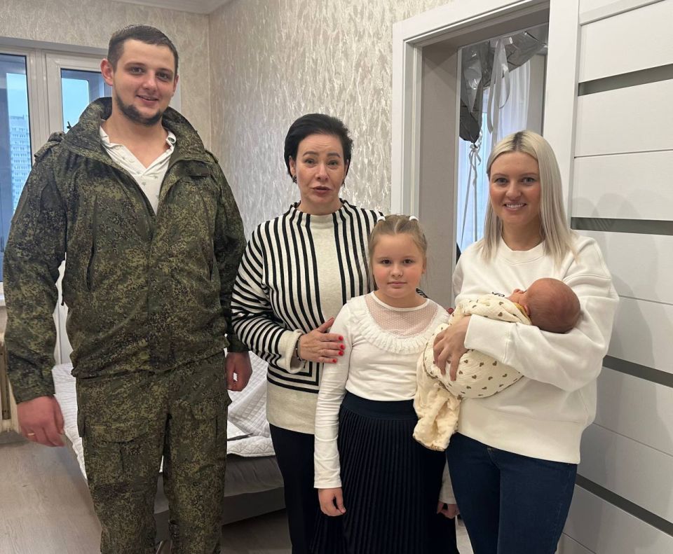 Елена Дятлова: Поздравила сегодня с Днём матери супругу участника специальной военной операции Алину Вячеславовна Булгакову