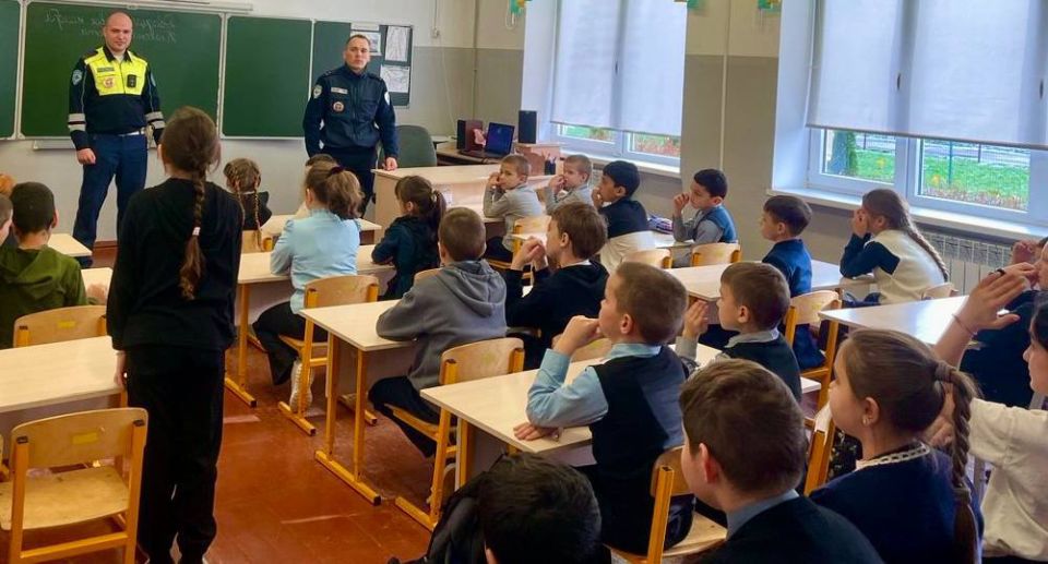 Сотрудники Госавтоинспекции провели урок дорожной безопасности с учениками младших классов средней школы пос.Свобода Черняховского района