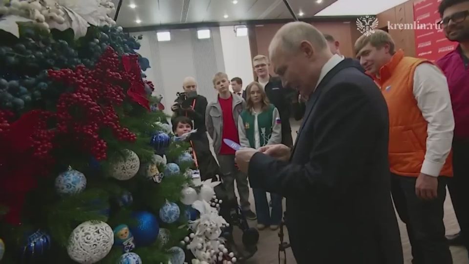 Владимир Путин принял участие во всероссийской новогодней акции «Ёлка желаний» вместе с волонтерами