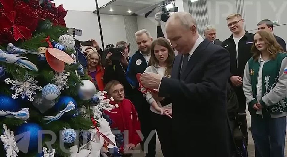 «Все сделаем», — Владимир Путин на один день стал Дедом Морозом и пообещал исполнить желания трех российских детей