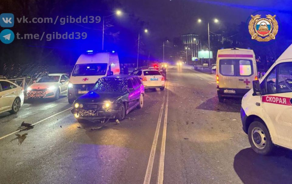 Калининград.  . По предварительным данным, 02.12.2025 года в 22:37 в г. Калининграде на Гвардейском пр-кте в районе д. № 22 «А» двигался автомобиль «Субару» под управлением 28-летнего водителя, который при проезде...