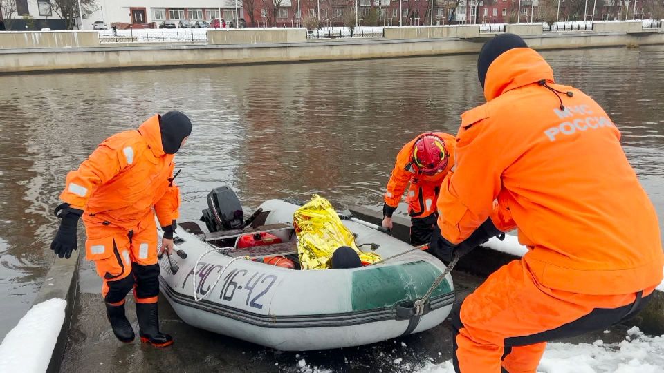 Сотрудники МЧС отработали спасение на воде