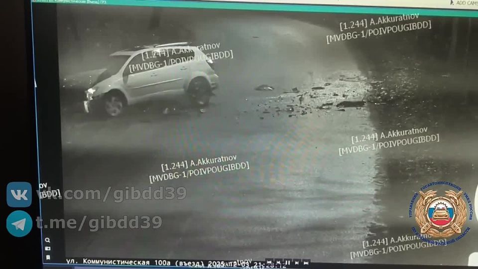 Калининград.  . По предварительным данным, 03.12.2025 года в 21:28 в г. Калининграде на ул. Коммунистической в районе д. 127 двигался автомобиль «Понтиак» под управлением 20-летнего водителя, который на правостороннем...