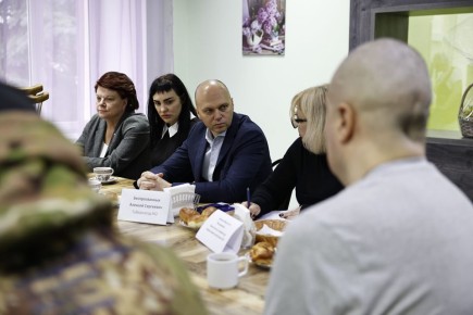 Алексей Беспрозванных встретился с участниками специальной военной операции в реабилитационном центре «Новые горизонты»