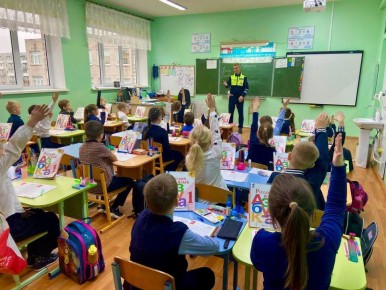 В средней школе № 5 города Черняховска с учениками младших классов автоинспектор провёл профилактическую беседу о Правилах дорожного движения