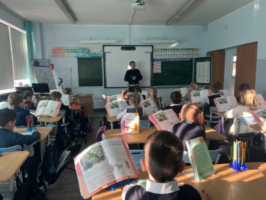 Сотрудники отделения Госавтоинспекции Багратионовского района провели профилактическую беседу с младшими классами средней школы г. Ладушкин