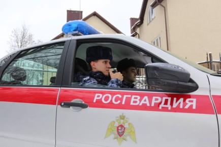 В Балтийске росгвардейцы задержали агрессивного дебошира, пнувшего женщину на остановке