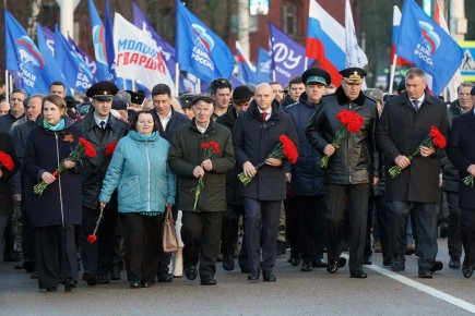 Алексей Беспрозванных возложил цветы к мемориалу 1200 воинам-гвардейцам в День Героев Отечества