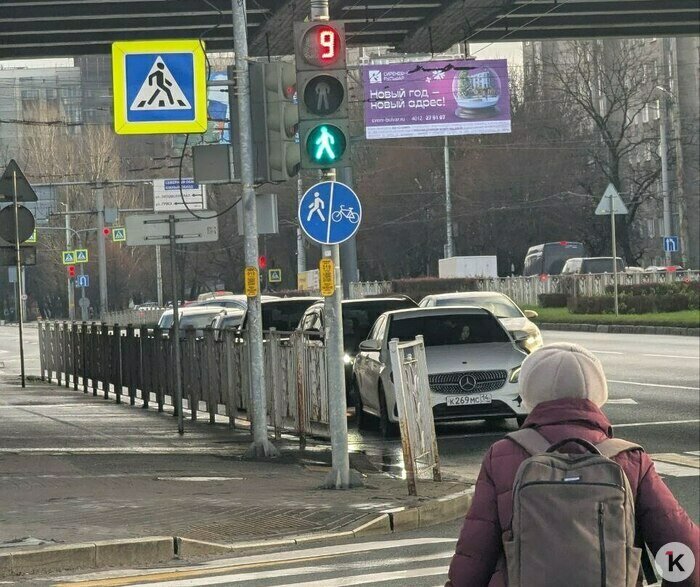 На переходе в Калининграде, где погибла молодая мать, светофор затеял опасные игры (фото) На переходе в Калининграде, где погибла молодая мать, светофор затеял опасные игры (фото)