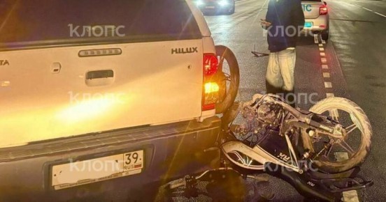В Калининграде внедорожник сбил мотоциклиста с пассажиркой, у 18-летней девушки перелом таза