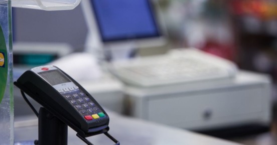 В Калининграде ленивые охранники забили на тревогу в магазине, когда там грабили кассу