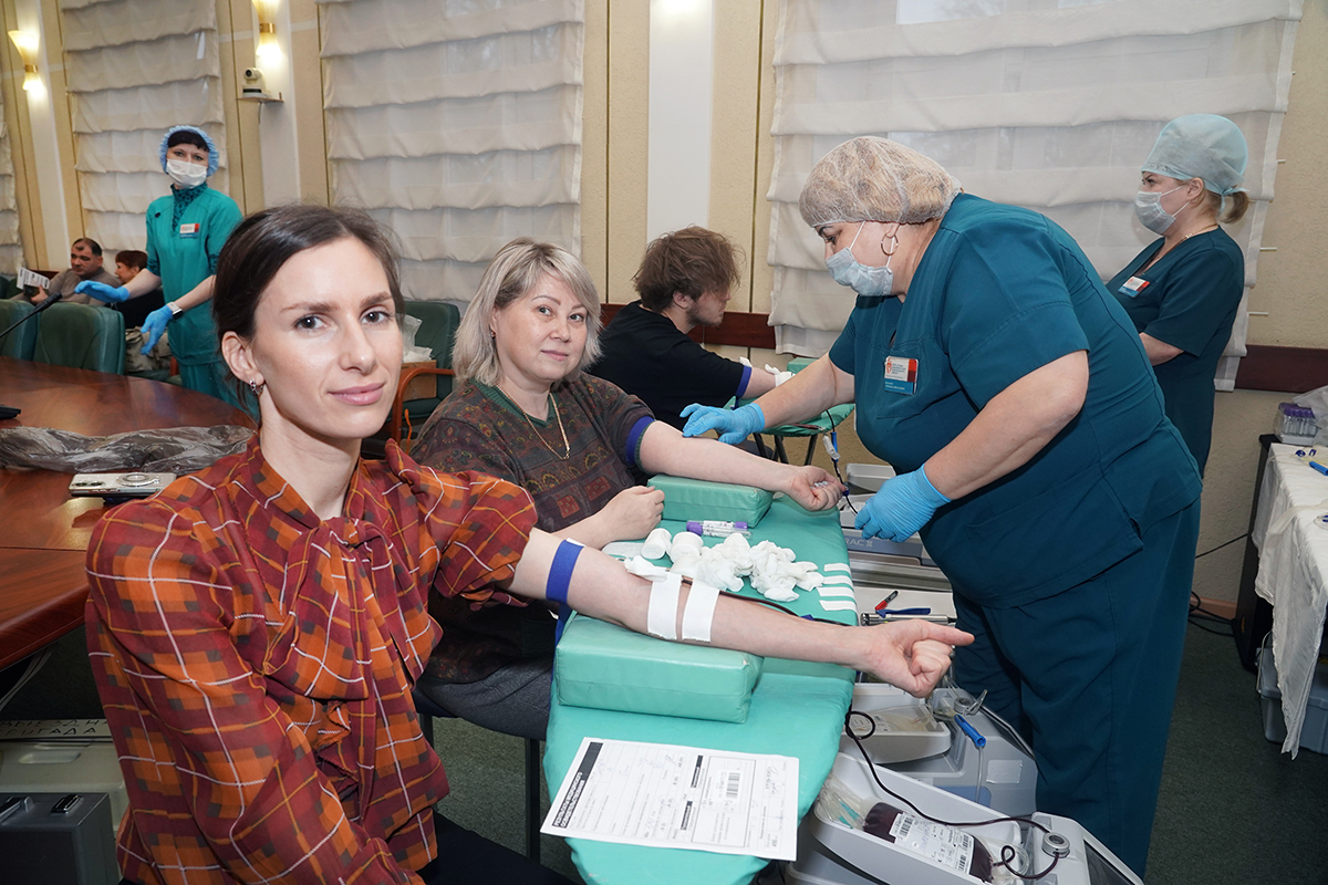 Сотрудники регионального правительства сдали более двадцати литров крови и пополнили Федеральный регистр доноров костного мозга