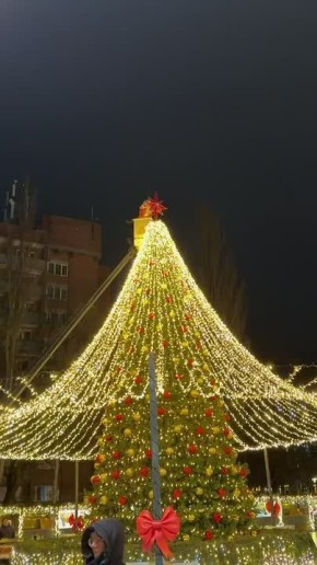 На верхушку новогодней ёлки в Зеленоградске установили Вифлеемскую звезду