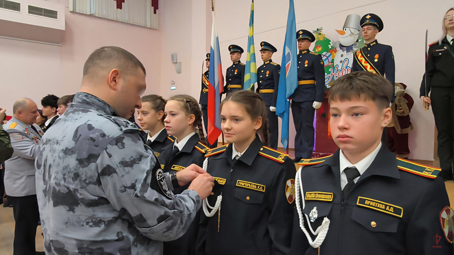 Офицеры и ветераны калининградской Росгвардии приняли участие в церемонии принятия присяги кадетами подшефного класса