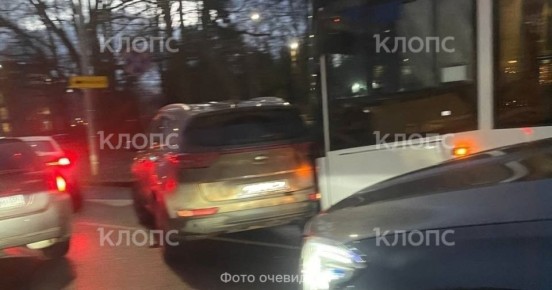 Из-за аварии легковушки и автобуса на проспекте Мира образовалась километровая пробка