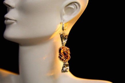 В Калининградской области создали украшения из янтаря в виде леденцов